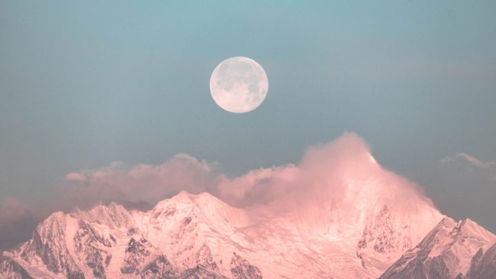 How to Create Your Own Full Moon Ritual